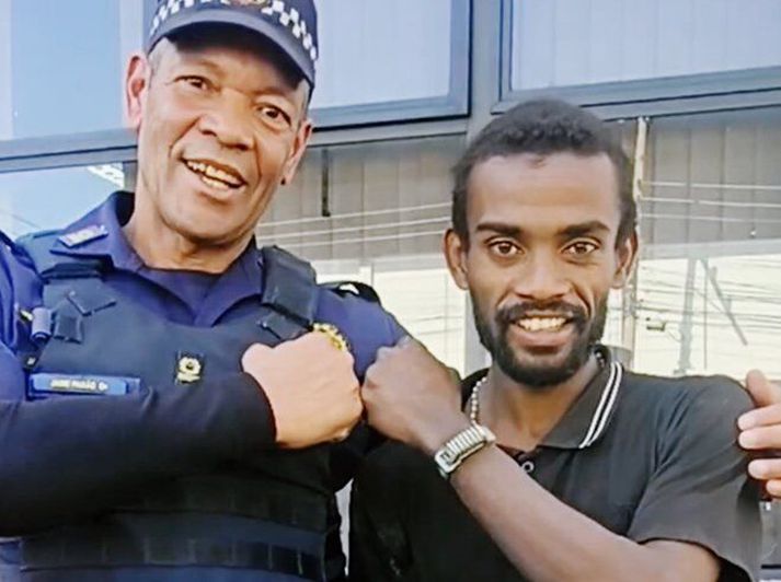 Brasilíski maraþonhlauparinn Daniel do Nascimento með lögreglumanninum sem fann hann.