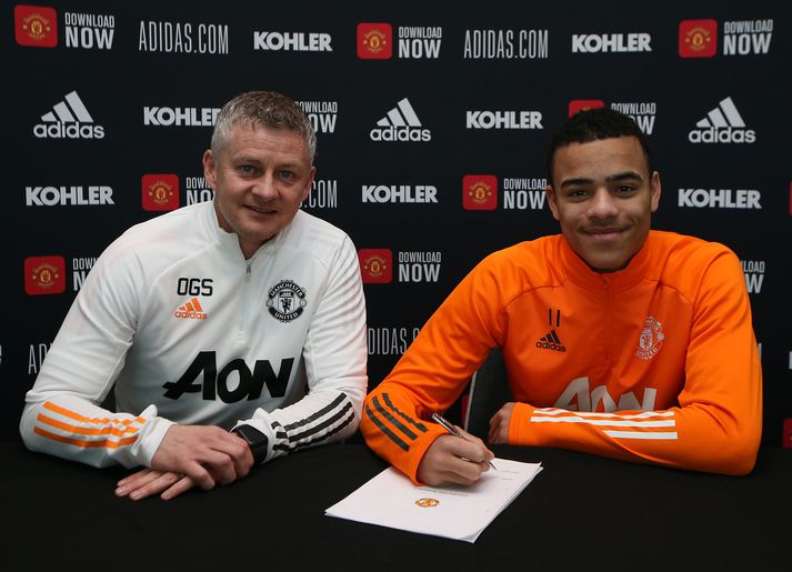 Ole Gunnar Solskjær og Mason Greenwood þegar strákurinn skrifaði undir nýjan samning við Manchester United.