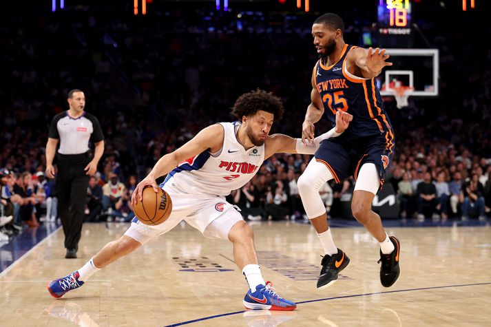 Cade Cunningham átti mjög góðan leik í sigri Detroit Pistons á New York Knicks. Hann var sex ára þegar Detriot Pistons vann síðast leik í úrslitakeppni.