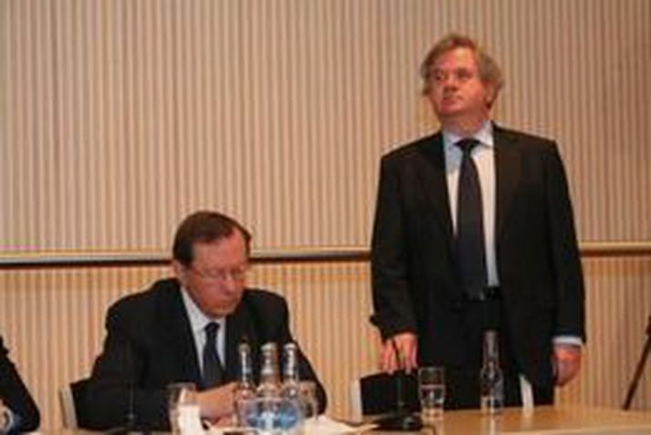 Davíð Oddsson, þáverandi Seðlabankastjóri  fór fram á að Vilhjálmur Árnason prófessor yrði úrskurðaður vanhæfur.