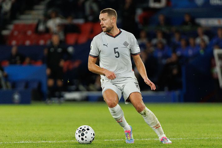 Sverrir Ingi Ingason með boltann í landsleiknum gegn Frökkum á dögunum. Hann spilaði síðustu landsleiki án þess að hafa verið að spila fyrir Panathinaikos.