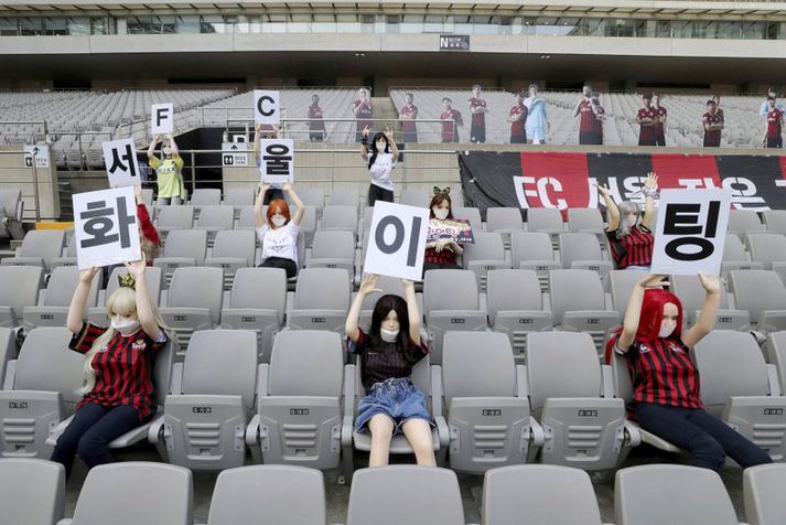 Hér má sjá þessar frægu dúkkur í stúkunni á leik FC Seoul og Gwangju FC í fótboltadeildinni í Suður Kóreu.