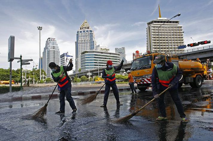 Hreinsað til í Bangkok Spenna var yfir borginni í gær þótt ró væri komin á. nordicphotos/AFP