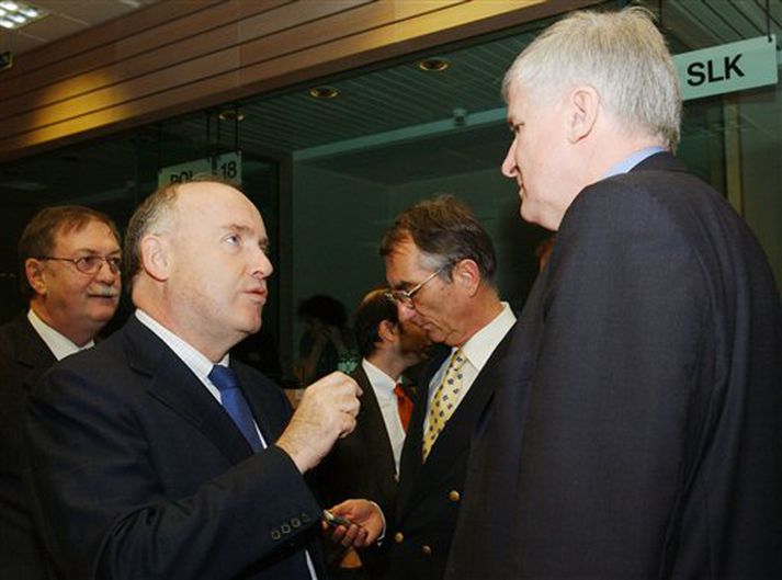 Dominique Bussereau franski landbúnaðarráðherrann, til vinstri, ræðir við Horst Seehofer þýska landbúnaðarráðherrann í Brussel í dag.
