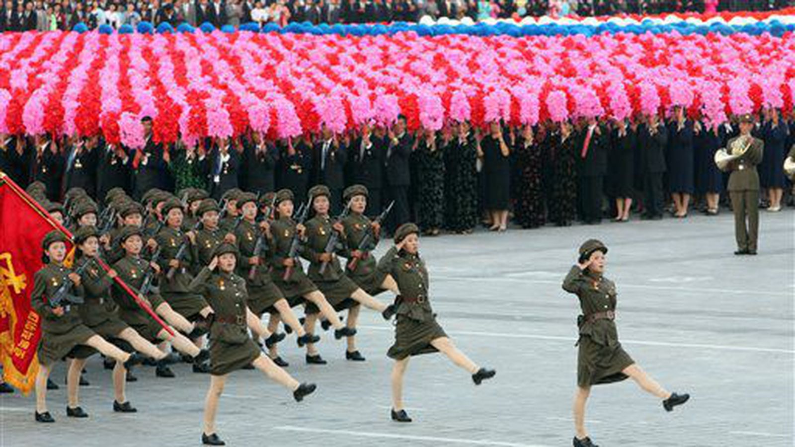 Азербайджан северная корея. Северная Корея. Северная Корея маршируют. Северная Корея маршируют на параде. Парад Северной Кореи женщины маршируют.