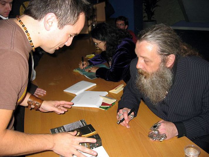 Pétur Yngvi og Alan Moore Nexus-liðar náðu langþráðum fundi hins sérvitra myndasöguhöfundar Alans Moore og færðu goðinu sýnishorn af íslenskum bókmenntum fyrr og síðar.
