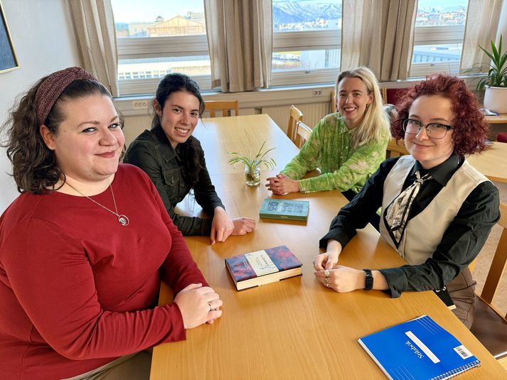 Sólveig, kennari við Háskóla Íslands er stolt af nemendum sínum í íslensku sem annað mál en ungu konurnar á myndinni eru afburðanemendur sem leggja hart að sér. 