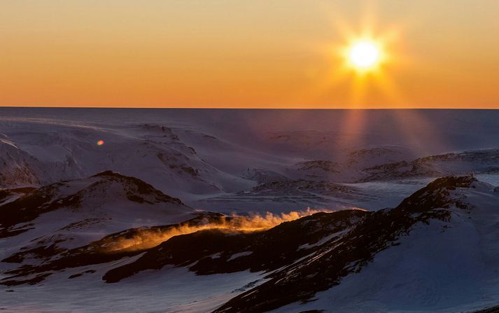 Jarðvísindamenn eiga von á jökulhlaupi á allra næstu dögum. Eldgos er möguleg afleiðing slíks hlaups.