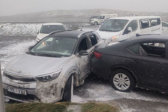 Samochody, które zostały zniszczone podczas sztormu w Möðrudalur.