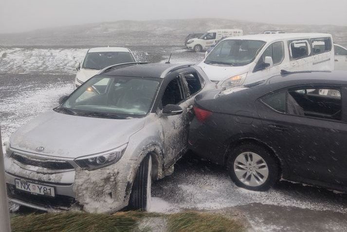 Staðan var einna verst í Möðrudal þar sem fjölmargir skemmdir bílaleigubílar sátu fastir á laugardag. 