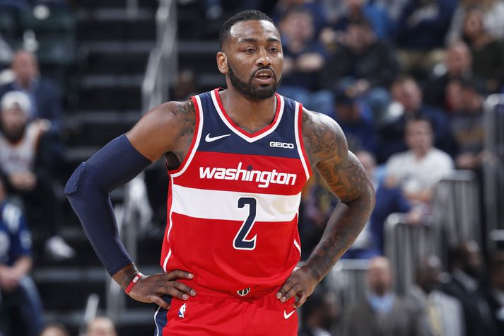 John Wall situr heima og telur peninga næstu mánuði í endurhæfingunni.