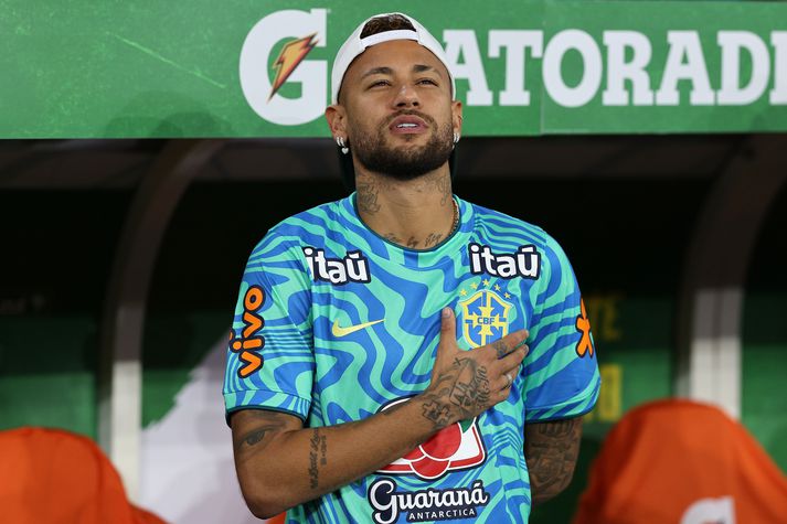 Hinn meiddi Neymar hlustar hér á þjóðsönginn fyrir vináttulandsleik Brasilíu og Panama í nótt.