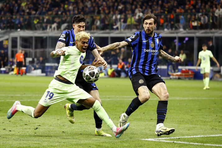 Lamine Yamal í baráttu við Alessandro Bastoni og Francesco Acerbi í leik Inter og Barcelona á San Siro í gær.