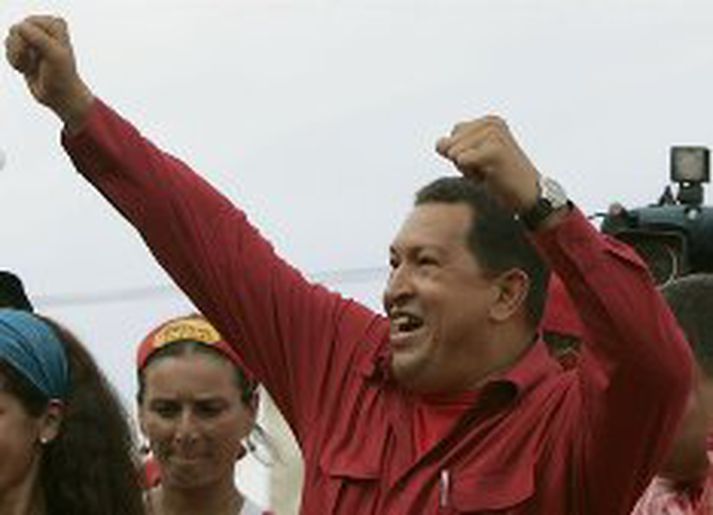 Forseti Venezuela, Hugo Chavez, fagnar fylgjendum sínum, en kforsetakosningar fara fram í landinu 3. desember n.k.