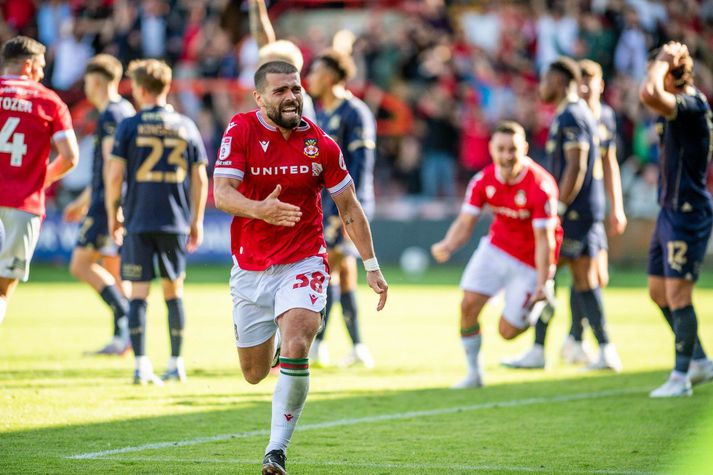 Elliott Lee fagnar en hann sá til þess að Wrexham fékk stig í dag.