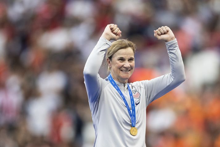 Jill Ellis fagnar sigrinum á HM í sumar.