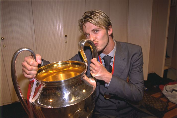 David Beckham smellir kossi á Meistaradeildarbikarinn í búningsklefanum á Nývangi eftir frægan sigur Manchester United á Bayern München 26. maí 1999.