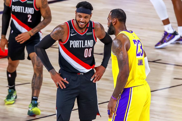 Carmelo Anthony og LeBron James eigast við í leik Los Angeles Lakers og Portland Trail Blazers og það virðist vera sem James hafi þarna laumað einum brandara í eyra Melo.