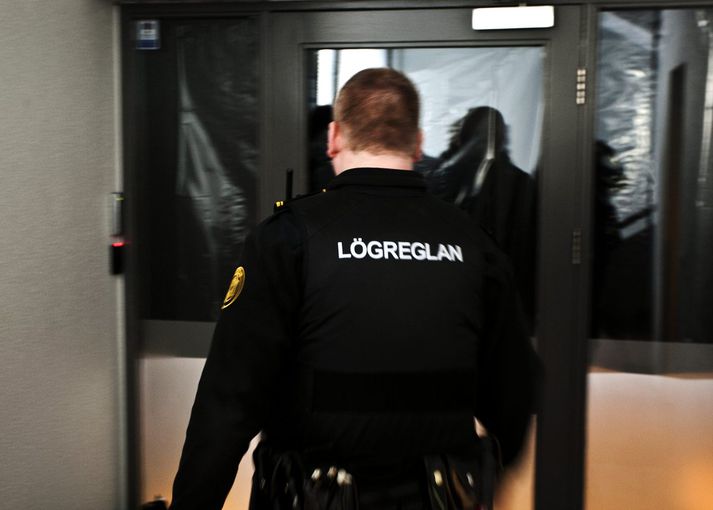 Klæddist einkennisjakka lögreglu og fékk dóm fyrir brot gegn valdstjórninni. 
