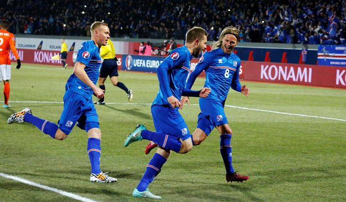 Strákarnir fagna gegn Hollandi.