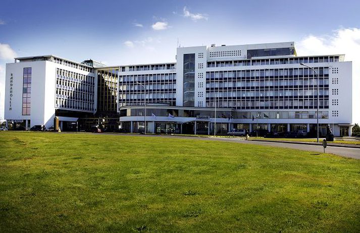 Maðurinn komst undan á hlaupum ásamt félaga sínum eftir átök við starfsmenn hótelsins.