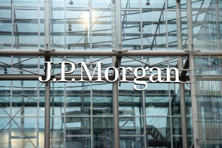 JPMorgan er stærðarinnar fyrirtæki en fyrrverandi starfsmaður þess hefur komið af stað miklu fjaðrafoki með grófum ásökunum í garð fyrrverandi samstarfskonu sinnar.