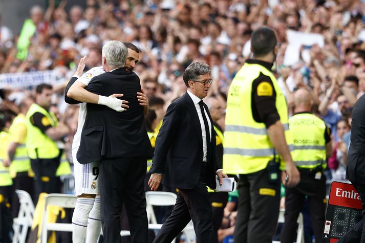 Karim Benzema faðmar Carlo Ancelotti eftir kveðjuleik Frakkans fyrir Real Madrid.