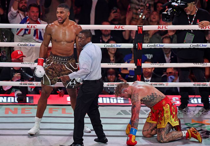 Anthony Joshua sló Jake Paul nokkrum sinnum í gólfið.