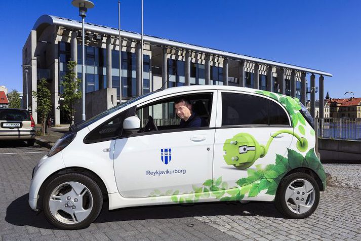 Ólafur I. Halldórsson í einum af rafmagnsbílunum sem Reykjavíkurborg hefur keypt.