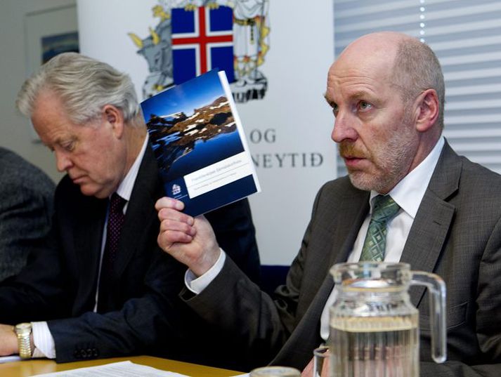 Í skýrslunni, sem er rúmar hundrað blaðsíður, er farið yfir orsakir þess ástands sem hér skapaðist fyrir hrun og í hruninu, og hvaða leiðir eru færar til að koma í veg fyrir það.