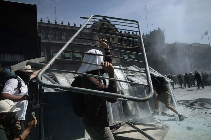 Mótmælendur rifu niður girðingar og lögregla beitti táragasi. 