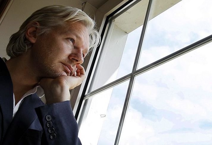 Julian Assange er ósáttur í stofufangelsinsu.