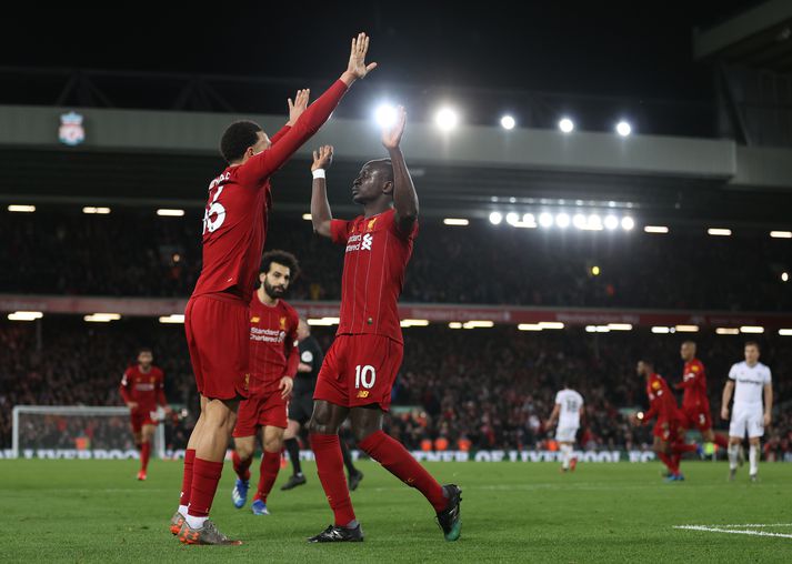 Trent Alexander-Arnold og Sadio Mané fagna í kvöld.