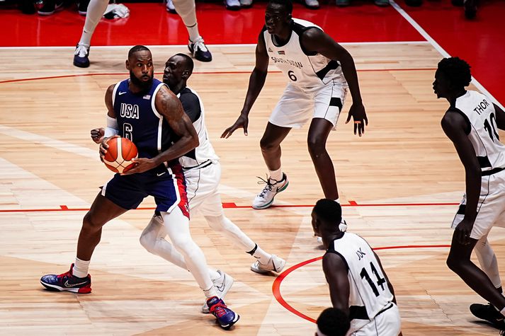 LeBron James bjargaði andliti Bandaríkjamanna gegn Suður-Súdönum í gær.