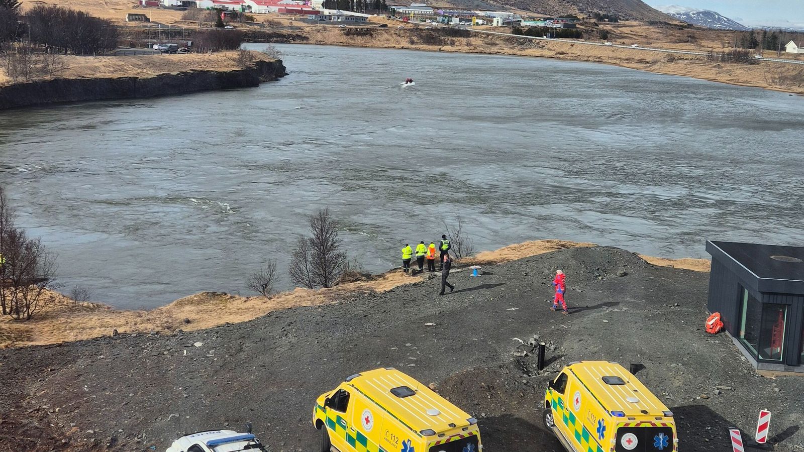 Maður hífður upp úr Ölfus­á