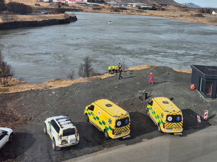 Lögreglan nýtur aðstoðar björgunarsveita og Landhelgisgæslunnar.