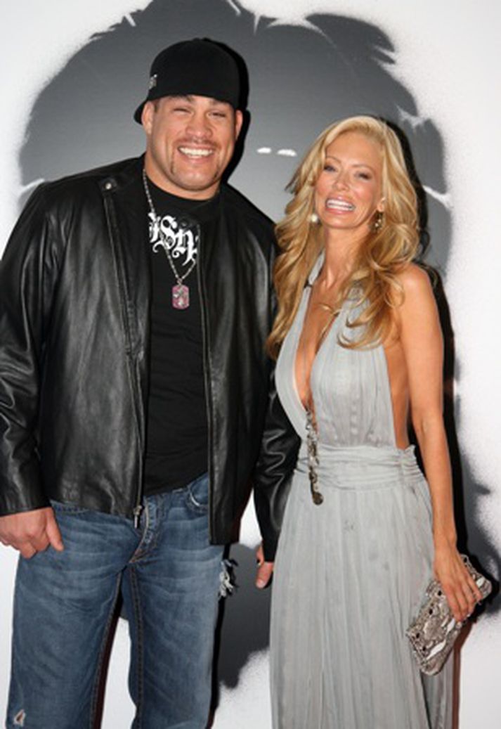 Tito Ortiz er höfðinu hærri en Jenna Jameson, meistari í UFC-glímu og tvisvar sinnum þyngri.