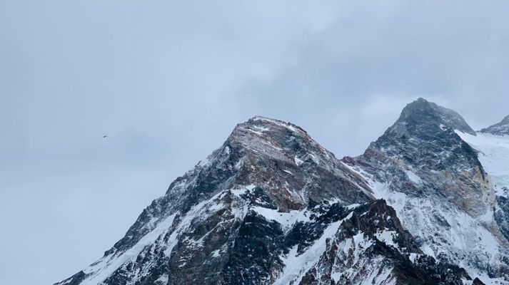 Fjallgöngumaðurinn Noel Hanna segir fáa fjallgöngumenn standast áskorunina sem K2 er. Allir viti þó að förin er ekki hættulaus. 