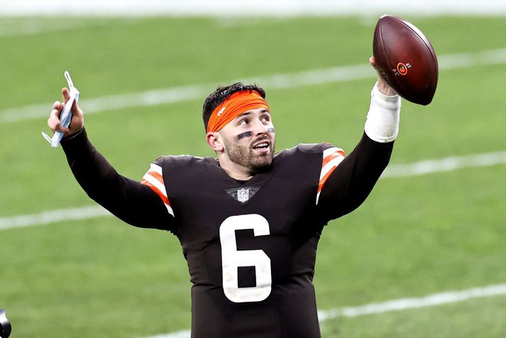 Baker Mayfield, leikstjórnandi Cleveland Browns fagnar sigri á Pittsburgh Steelers og sæti í úrslitakeppninni.