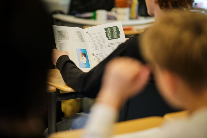 Rúmlega helmingur íslenskra nemenda nær grunnfærni í lesskilningi samkvæmt niðurstöðum nýrrar PISA-könnunar.