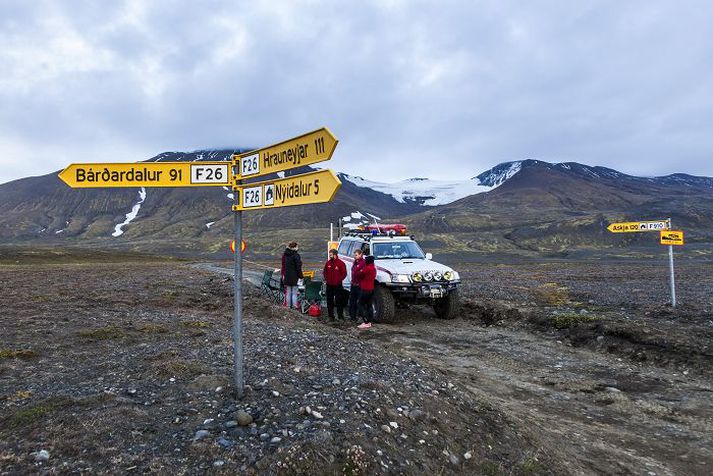 Stærsta verkefni björgunarsveitanna á síðasta ári var vegna eldgossins í Holuhrauni. Alls unnu björgunarsveitarmenn í tíu þúsund klukkustundir vegna gossins. Hér sjá björgunarsveitamenn til þess að lokanir vega að gosstöðvunum séu virtar.