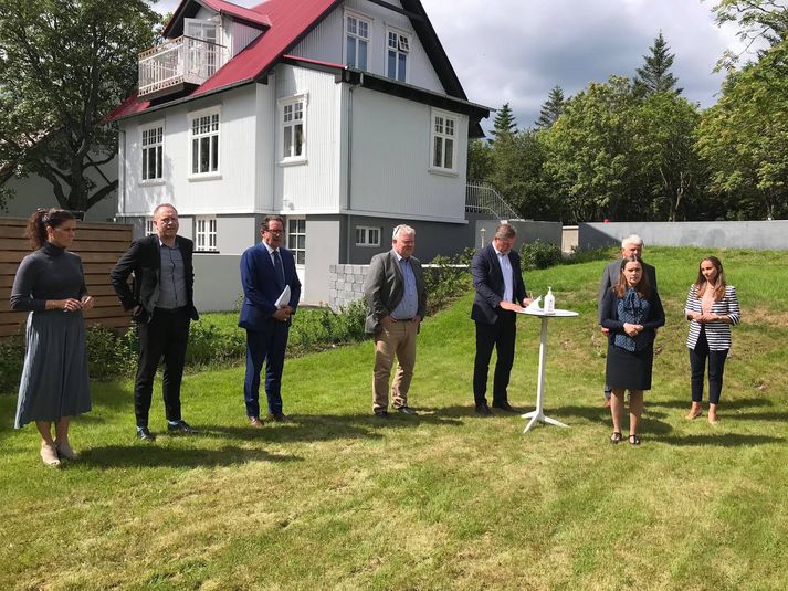 Katrín Jakobsdóttir, forsætisráðherra, Bjarni Benediktsson, fjármála- og efnahagsráðherra, Sigurður Ingi Jóhannsson, samgöngu- og sveitarstjórnarráðherra, Þórdís Kolbrún R. Gylfadóttir, ferðamála-, iðnaðar- og nýsköpunarráðherra, Kristján Þór Júlíusson, sjávarútvegs- og landbúnaðarráðherra og Guðmundur Ingi Guðbrandsson, umhverfisráðherra skrifuðu fyrir hönd stjórnvalda undir samstarfsyfirlýsingu. Fyrir hönd Samtaka fyrirtækja í sjávarútvegi skrifuðu undir Ólafur Marteinsson, formaður SFS og Heiðrún Lind Marteinsdóttir framkvæmdastjóri samtakanna.