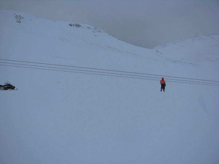 Hér má sjá snjósöfnunina undir línunni.