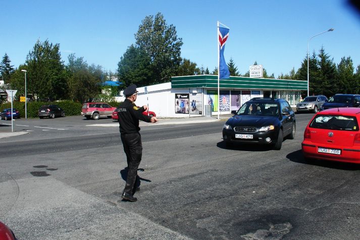 Lögreglumenn stýrðu umferð á Selfossi í dag.