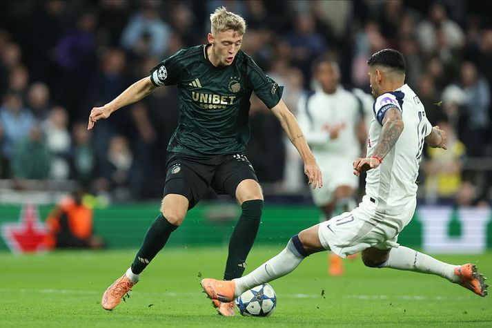 Viktor Bjarki Daðason sækir gegn Cristian Romero í leik FCK við Tottenham í Lundúnum í vikunni, í Meistaradeild Evrópu.