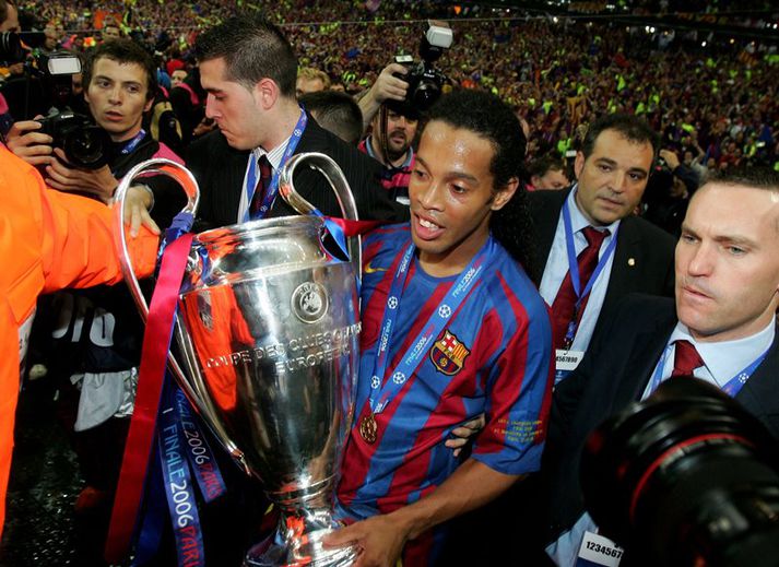 Ronaldinho með Meistaradeildarbikarinn.