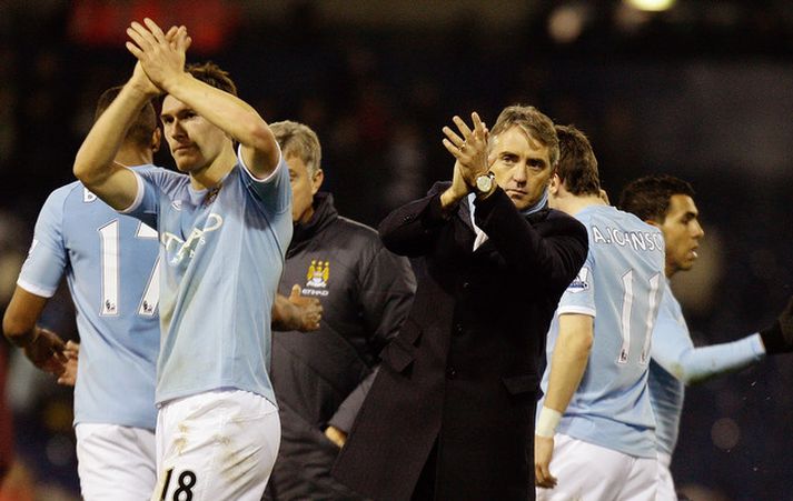 Roberto Mancini þakkar stuðningsmönnum Manchester City fyrir eftir síðasta leik.