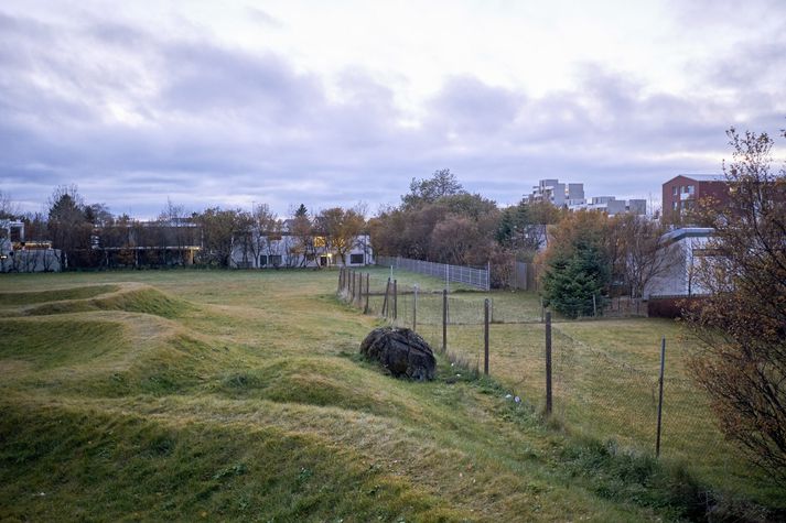 Lóðir aftan við einbýlishús á Einimel 22, 24 og 26 hafa verið teygðar í leyfisleysi út á túnið aftan við Vesturbæjarlaug og girtar af.