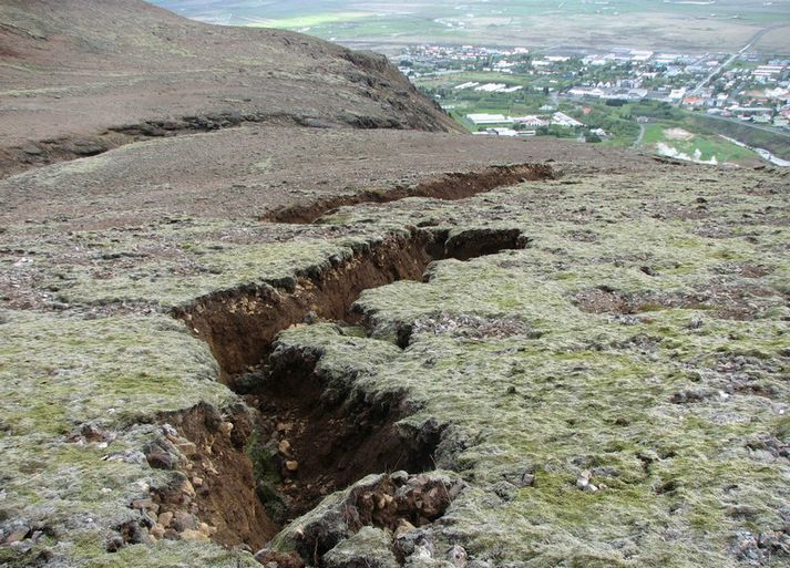 Ein þeirra sprungna sem myndaðist í fjallinu fyrir ofan Reyki í Ölfussi eftir  Suðurlandsskjálftann.