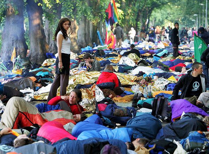 Þúsundir mótmælenda komu sér fyrir á vegunum til og frá Heiligendamm og margir þeirra sváfu þar í fyrrinótt.